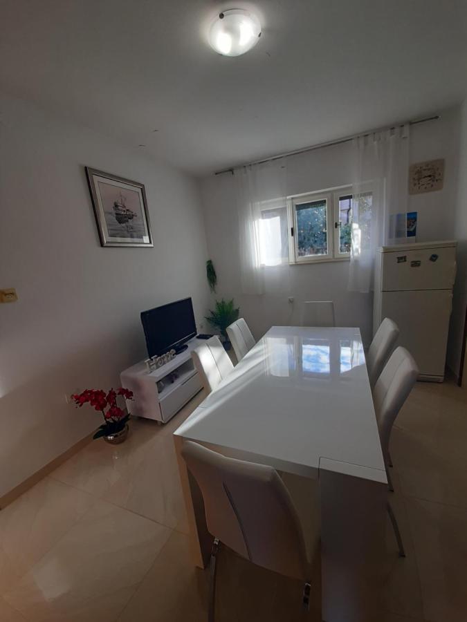 Giovanna - Spacious Lovely Apartment Supetar Buitenkant foto